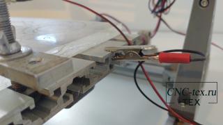 На плате распаян mosfet транзистор, который управляет скоростью вращения шпинделя. 