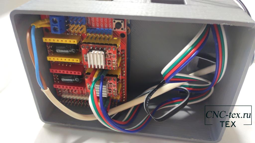 После прокладки проводов, установил Arduino с CNC Shield на место. 