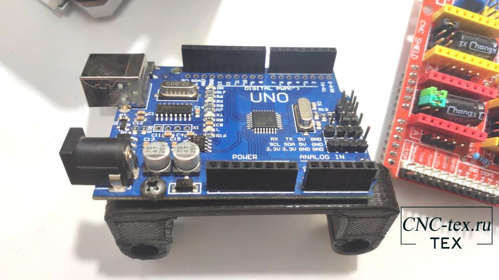 Сперва нужно установить Arduino UNO на специальный крепеж, который устанавливается на валы станка. 